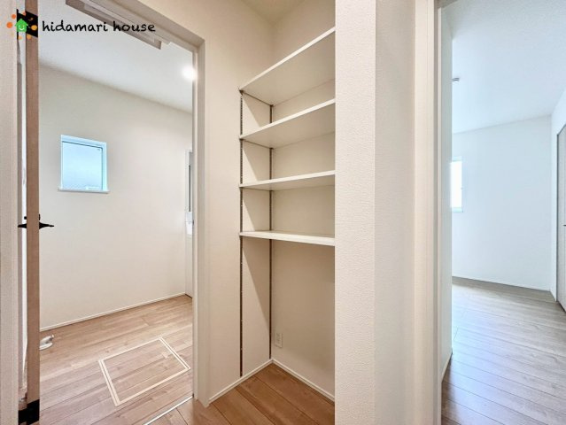 西区佐知川第1期　新築戸建　リナージュ02の玄関|1階廊下収納　可動棚