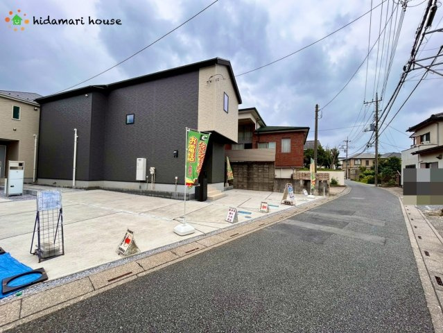 西区佐知川第1期　新築戸建　リナージュ02の前面道路含む現地写真