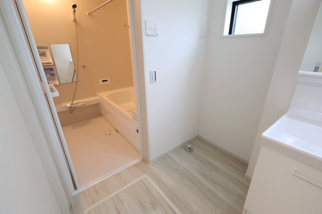 《仲介手数料無料》越谷市大字大竹82-4新築一戸建てZut PLUS+のランドリースペース