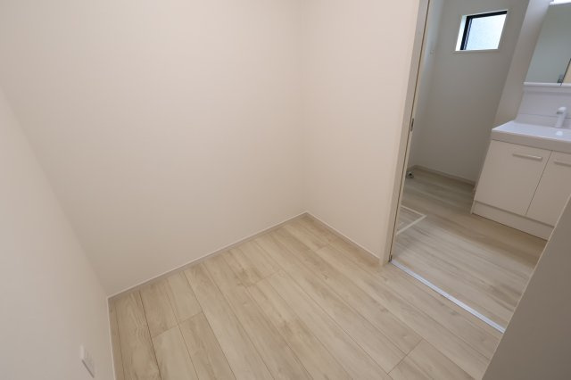 《仲介手数料無料》越谷市大字大竹82-4新築一戸建てZut PLUS+のランドリースペース