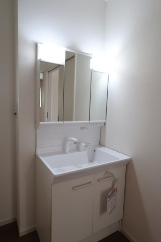 《仲介手数料無料》越谷市大字大竹82-4新築一戸建てZut PLUS+の独立洗面台