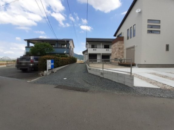 熊本市南区孫代町の中古一戸建の前面道路含む現地写真