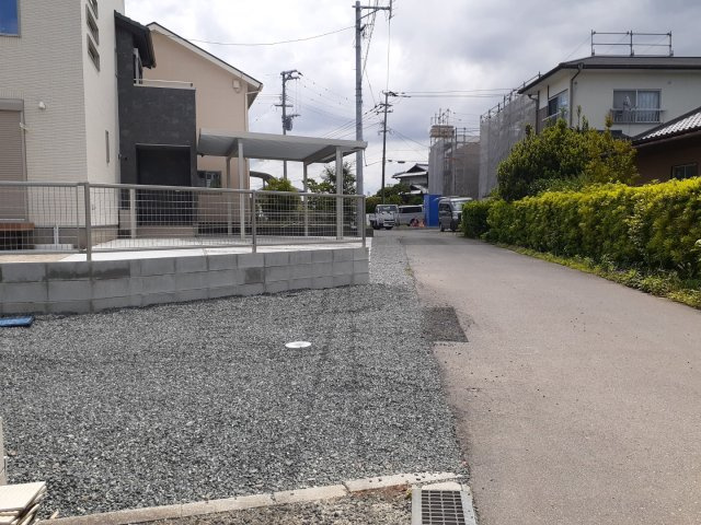 熊本市南区孫代町の中古一戸建の前面道路含む現地写真