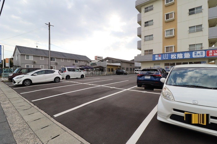 レジデンス板野の駐車場