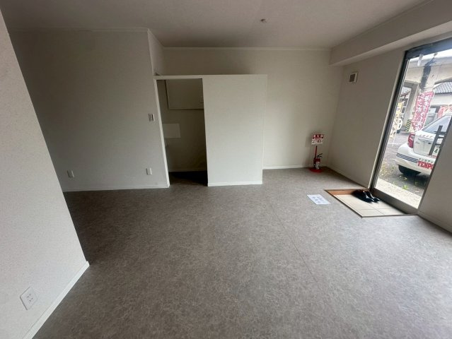平芝町住居付店舗の内装