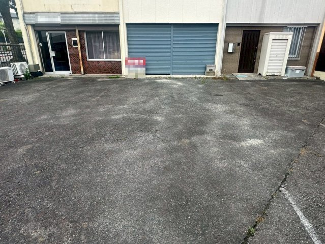 平芝町住居付店舗の駐車場