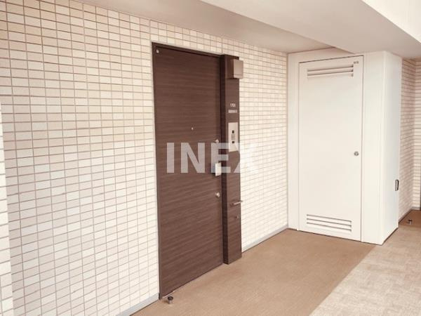 横浜市神奈川区東神奈川１丁目の賃貸マンションの玄関