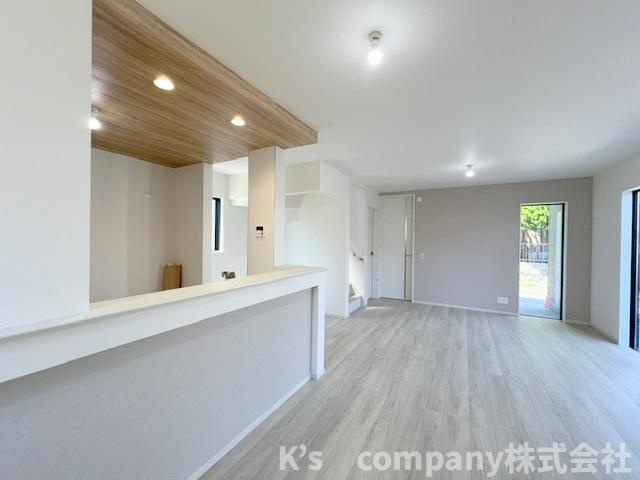 ◎茅ヶ崎市出口町　新築戸建の居間・リビング|広い窓から3方向からの明るいひざしが差し込みます♪