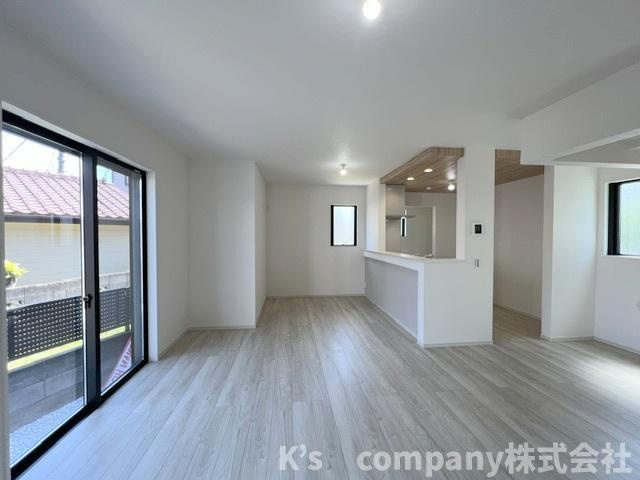 ◎茅ヶ崎市出口町　新築戸建の居間・リビング|リビングは南西向きで日当たり・通風良好です◇