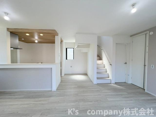 ◎茅ヶ崎市出口町　新築戸建の居間・リビング|ご家族とのコミュニケーションが取りやすいリビングイン階段☆