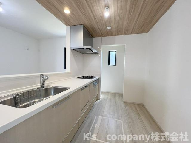 ◎茅ヶ崎市出口町　新築戸建のキッチン|キッチン後方には食器棚や冷蔵庫スペースが確保されています◇