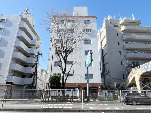 【外観】 | ローヤルハイツのざわ | 手入れの行き届いた外壁やエントランスなど、「見ればわかる」レベルで清潔感を保ったマンションです。築年数を感じさせない姿で皆様をお出迎えします。～即日のご見学可能～　お問合せはお気軽にどうぞ。
