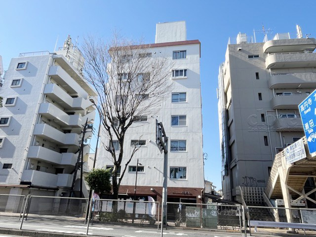 【現況写真】 | ローヤルハイツのざわ | 外観と前面道路の様子。～即日のご見学可能～　お問合せはお気軽にどうぞ。
