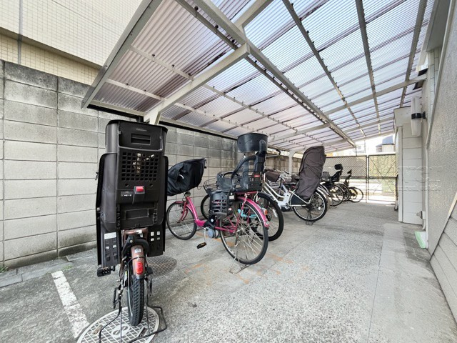 【駐輪場】 | ローヤルハイツのざわ | 自転車置き場。マンションの共用部にあたります。空きの有無や駐輪料金、各戸の台数制限などについては、改めてお問い合わせください。～即日のご見学可能～　お問合せはお気軽にどうぞ。
