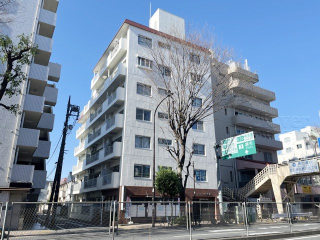【外観】 | ローヤルハイツのざわ | 青空によく映える建物です。手入れの行き届いた外壁やマンション正面エントランスなど、綺麗な姿をぜひ一度、現地にてご覧ください。～即日のご見学可能～　お問合せはお気軽にどうぞ。
