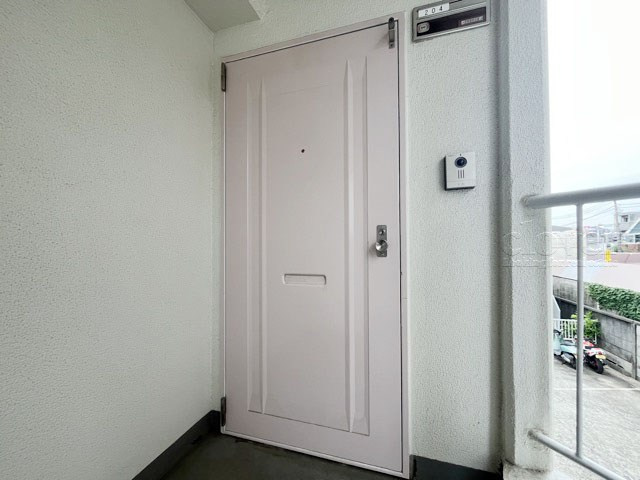 【その他共用部分】 | ローヤルハイツのざわ | 皆様をお迎えする、お部屋の玄関ドア。開けやすさや開放角度、ドアノブの操作しやすさや鍵の形状などを、現地で一度ご確認ください。～即日のご見学可能～　お問合せはお気軽にどうぞ。
