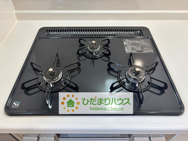 幸手市中第12　新築一戸建て　クレイドルガーデンの設備|料理好きも安心な3つ口コンロ！