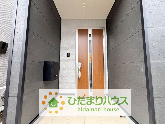 幸手市中第12　新築一戸建て　クレイドルガーデンの玄関|雨に濡れにくい玄関ポーチ！