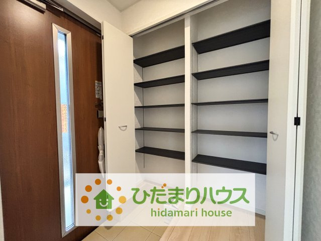 幸手市中第12　新築一戸建て　クレイドルガーデンの玄関|スニーカーマニアも納得の天井まであるシューズボックス!(^^)!