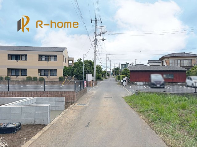 小美玉市羽鳥第13　新築戸建て　1号棟の前面道路含む現地写真|周辺環境も併せて案内致します♪
閑静な住宅地で笑顔あふれる新生活！
ぜひ現地へお越しください♪
