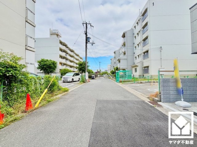 西宮市今津久寿川町の前面道路含む現地写真|耐震等級2を取得。災害時の避難場所に求められる水準の耐震性を備えた住宅で、住まいの安心を支えます。