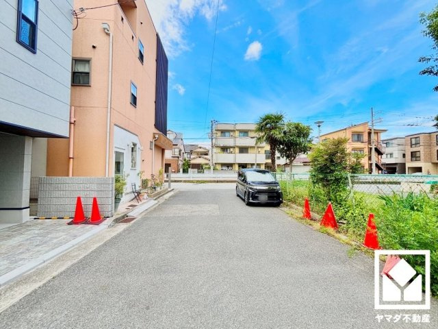 西宮市今津久寿川町の前面道路含む現地写真|従来のガス給湯器では捨てられていた潜熱を再利用して、より少ないガスで効率的にお湯を沸かす「エコジョーズ」を搭載し、光熱費を削減。瞬間式なのでお湯切れの心配がないのも安心できます。
