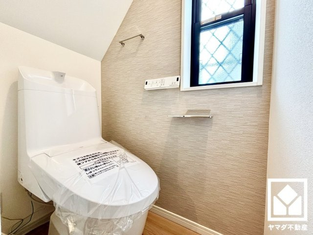 西宮市今津久寿川町のトイレ|明るく清潔感溢れるトイレです。トイレが1階と2階にあるので、朝の忙しい時間帯も混雑を避けられます。