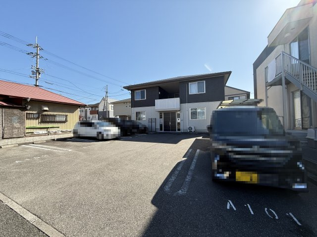 シャーメゾン アウローラの駐車場