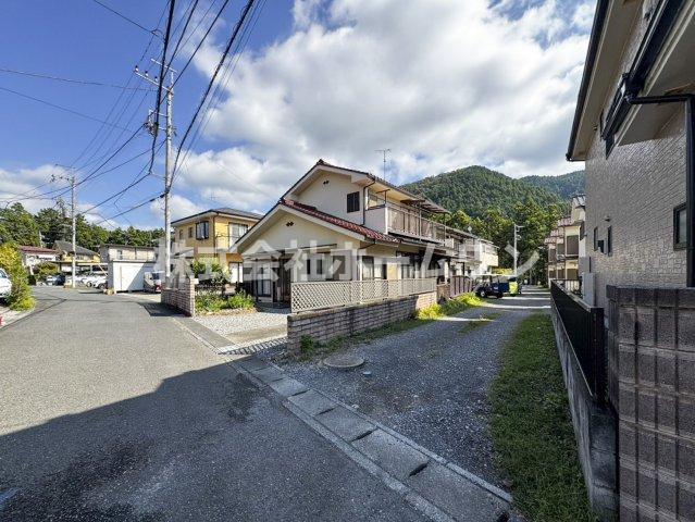 青梅市梅郷5丁目　中古戸建の前面道路含む現地写真