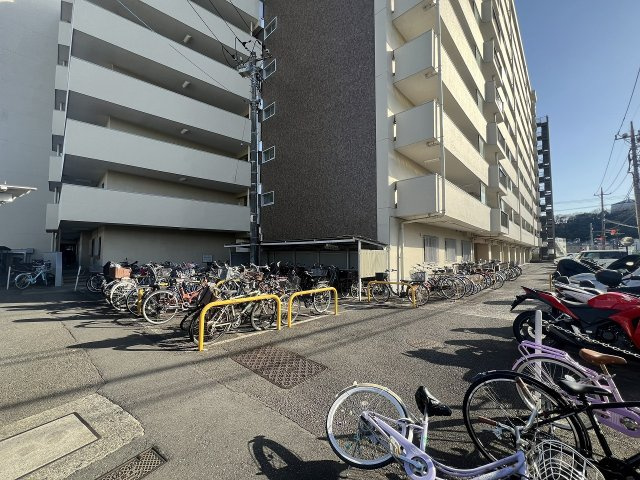 多摩稲城マンションA棟の駐車場
