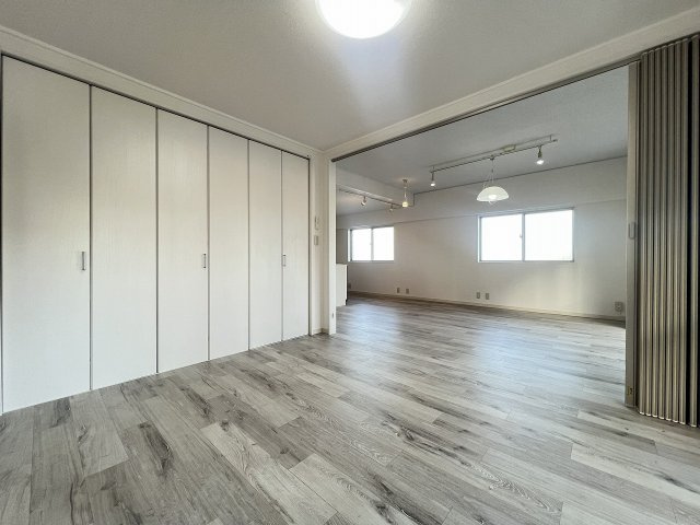 多摩稲城マンションA棟の洋室