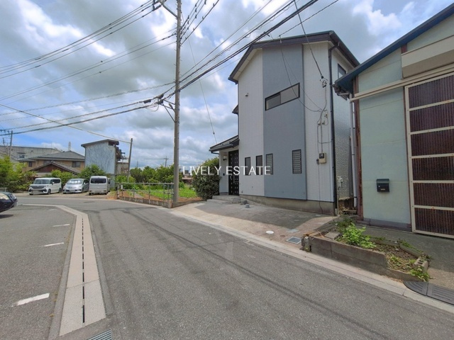 草加市両新田西町 中古戸建の前面道路含む現地写真