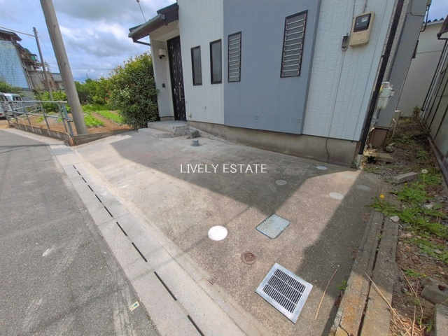 草加市両新田西町 中古戸建の駐車場