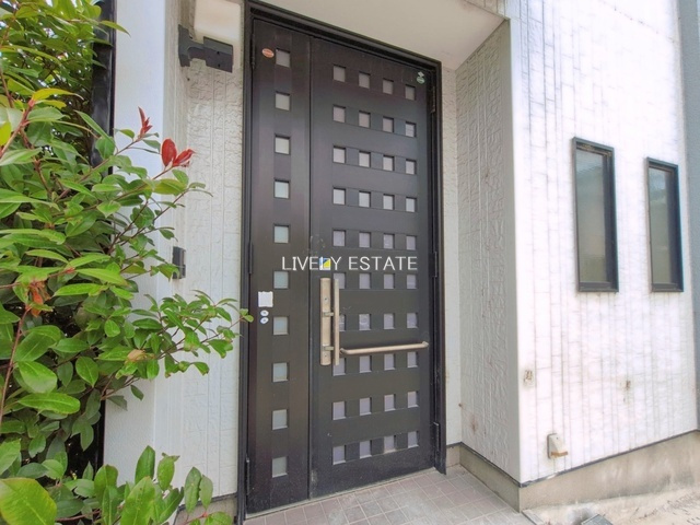 草加市両新田西町 中古戸建の玄関