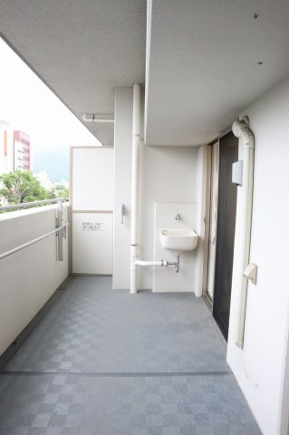 アルファステイツ県庁前のバルコニー|スロップシンクがあります。