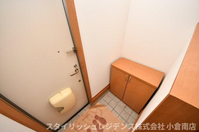 フィールド・イン湯川ⅢD棟の玄関