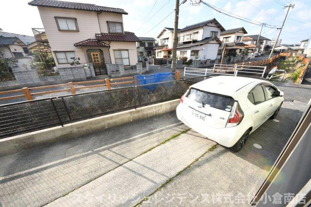 フィールド・イン湯川ⅢD棟の駐車場