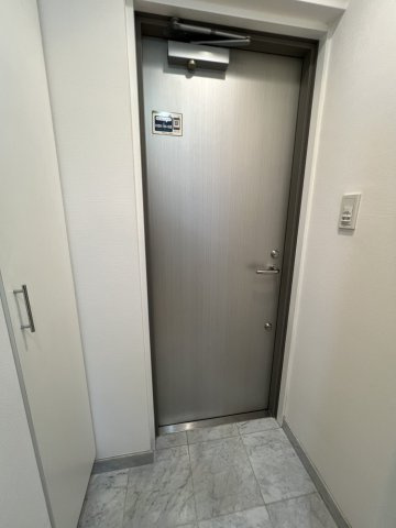 裏口への玄関です