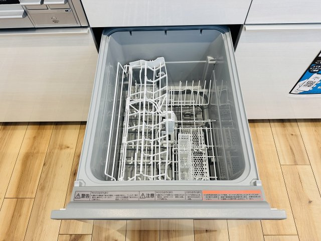 ファミール西八王子Ｂ号棟（１号棟）のキッチン|～食洗機付き　食事後の食器洗いはお任せ、家族でゆっくりとくつろげます～