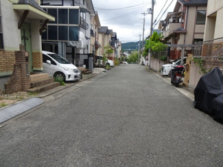 【前面道路含む現地写真】 | 川西市新田2丁目26の24　中古一戸建て