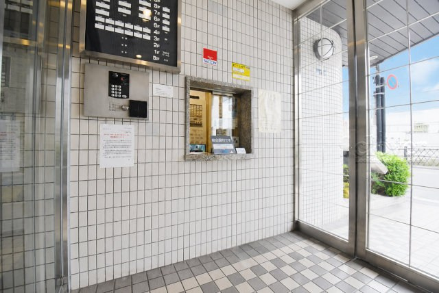 【受付】 | ライオンズマンション門前仲町第6 | 管理人さんが勤務する管理室です。マンションに出入りする人たちを見守り、注意を払ってくれています。～即日のご見学可能～　お問合せはお気軽にどうぞ。
