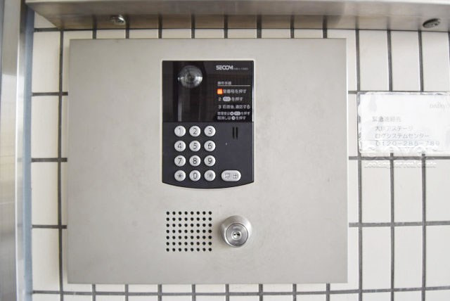 【防犯設備】 | ライオンズマンション門前仲町第6 | モニター（カメラ）付きのオートロックが備えられています。建物のセキュリティ能力の高さは、欠かすことのできないチェックポイントになります。～即日のご見学可能～　お問合せはお気軽にどうぞ。