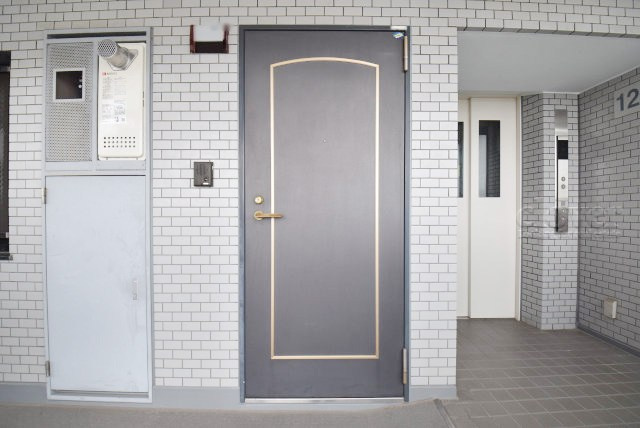 【その他共用部分】 | ライオンズマンション門前仲町第6 | 皆様をお迎えする、お部屋の玄関ドア。開けやすさや開放角度、ドアノブの操作しやすさや鍵の形状などを、現地で一度ご確認ください。～即日のご見学可能～　お問合せはお気軽にどうぞ。
