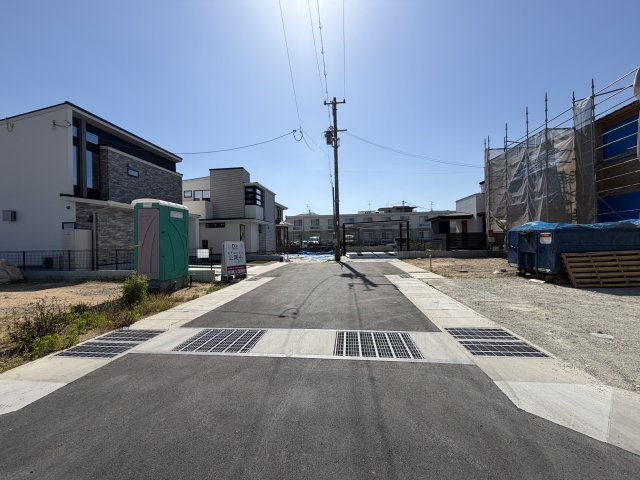 香芝市別所　新築(全8区画）モデルハウスの前面道路含む現地写真|★長期優良住宅♪耐震3取得+a　制震テープ搭載★太陽光標準搭載(9ｋＷ）