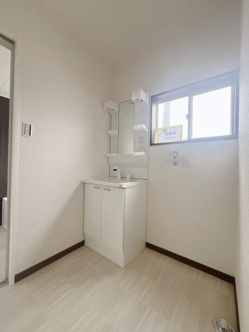 【中古戸建】前橋市二之宮町の独立洗面台|■洗面室｜ゆとりのある洗面脱衣室ではお子様と並んで歯磨きもできるので一緒に成長を楽しめます♪ひろびろとした洗面室で、朝の準備も楽しくなります☆.