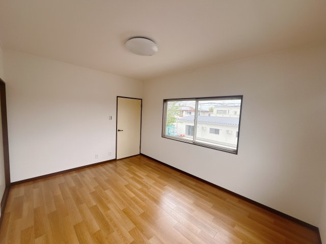 【中古戸建】前橋市二之宮町の洋室|■2階洋室｜お子様の一人部屋にピッタリな洋室。木のぬくもりを感じるフローリングは、天然木の味わいが時とともに深みを増していきます。また、傷にも強く、フリーワックスでお手入れもラクラクです♪