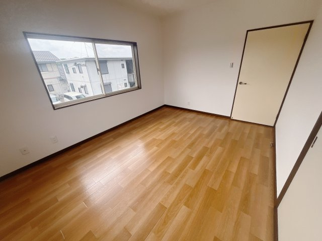 【中古戸建】前橋市二之宮町の洋室|■2階洋室｜2階洋室には大きな窓をご用意しています。日中はあたたかな日差し差し込み自分時間も充実できますね＾＾