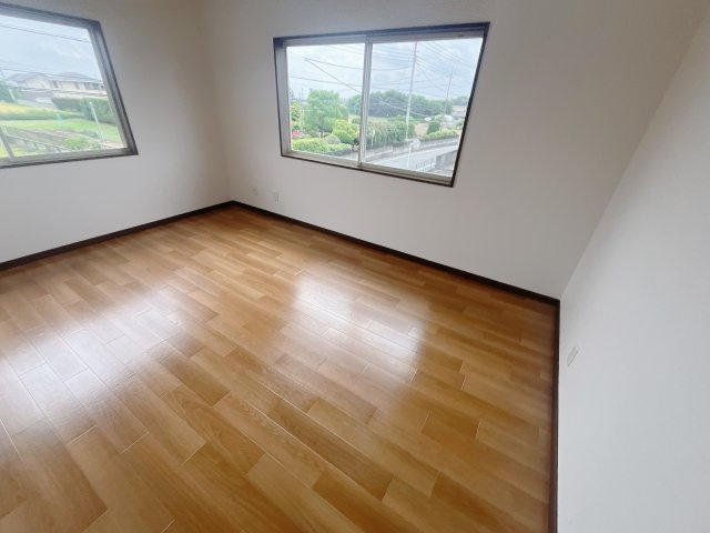 【中古戸建】前橋市二之宮町の洋室|■2階洋室｜どんな家具も合わせやすいデザイン！シンプルなつくりだからこそどんな色味・どんな素材の家具もしっくりマッチします♪