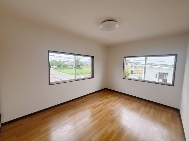 【中古戸建】前橋市二之宮町の洋室|■2階洋室｜使い勝手良し、シンプルな色使いとデザインが魅力の洋室！どんな家具でもしっくりマッチします♪