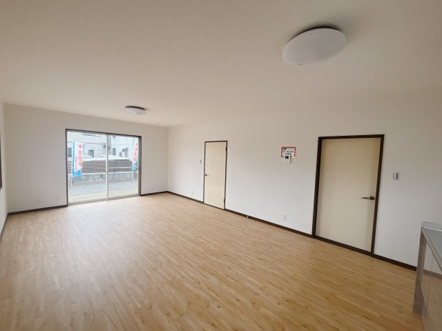 【中古戸建】前橋市二之宮町の居間・リビング|■リビング｜落ち着きのある表情を見せるリビングダイニング。太陽の光がたっぷり差し込むリビングは、自然とご家族が集まる居心地の良い空間です。